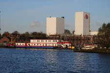 841359 Gezicht op Markus Winkelboot B.V. (Keulsekade 400) in het Amsterdam-Rijnkanaal te Utrecht, met op de achtergrond ...